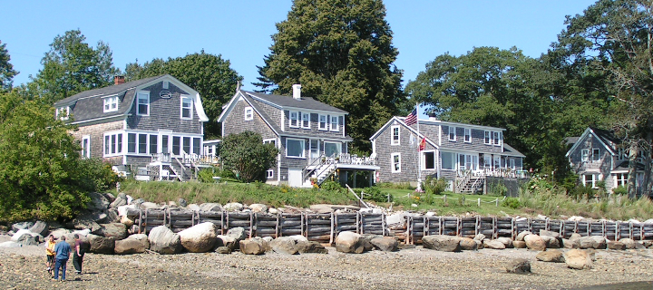 Photo of waterfront including Dreamlea